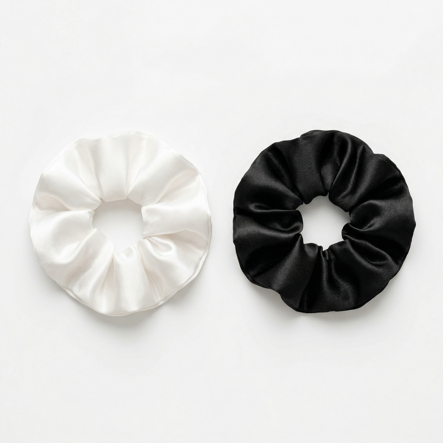 Satin-Scrunchie-Duo (Schwarz & Weiß)
